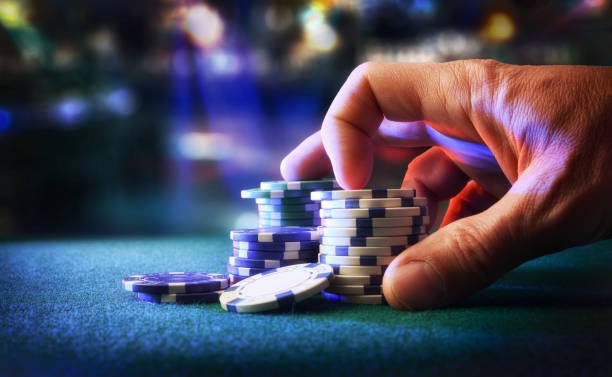 Gonzo's Quest slot game showing avalanche cascade feature with multiplier